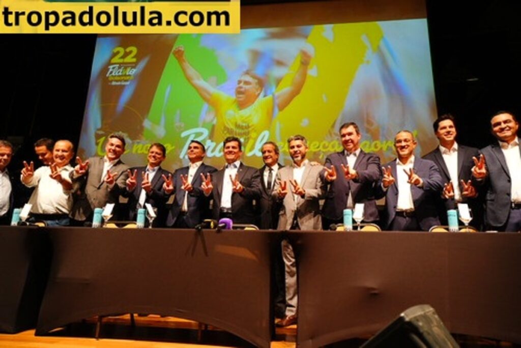 Tropa do Lula Apoiadores de Flávio Bolsonaro reunidos por suas convicções